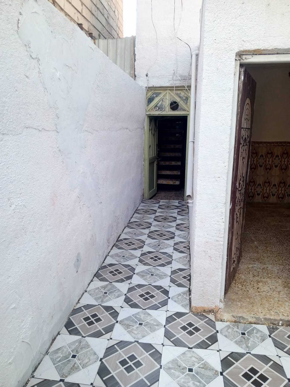 ياالله دار للبيع النجف الاشرف شارع المطار القديم غرب أسواق الأمير المساحه 100 متر يحتوي على غرفه وصاله ومطبخ واستقبال وحمام داخل وخارج كاشي سيراميك حمامات ومطبخ كله سيراميك ارضيات سيراميك فقط الغرفه نقص ارضيه بناء بلوك طفيلي اساس طابوق مع رباط عشرة سانتيم سقف شيلمان بلجيكي بيع محتاج السعر بلاش بلاش 17مع المجال للاستفسار الاتصال او المراسله ***********
