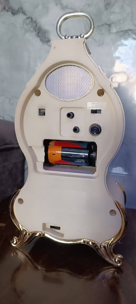 ساعة مكتبية كلاسيكية أنتيك (Mantle Clock) من إنتاج ماركة ريذم (Rhythm) أو سيتيزن (Citizen) اليابانية. تم تصميمها على الطراز الأوروبي الفاخر المستوحى من ساعات نيوستيل (Neuchâtel) السويسرية الشهيرة. [1, 2, 3

‫ ساعة مكتبية كلاسيكية أنتيك (Mantle Clock) من إنتاج ماركة ريذم (Rhythm) أو سيتيزن (Citizen) اليابانية. تم تصميمها على الطراز الأوروبي الفاخر المستوحى من ساعات نيوستيل (Neuchâtel) السويسرية الشهيرة. 
المواصفات والتصميم
الهيكل: يأتي بلون كريمي (أوف وايت) أنيق مصنوع من الراتنج أو البلاستيك المقوى عالي الجودة.
الزخارف: مزينة بنقوش زهور ملونة وجميلة (Floral Design) مع إطارات وقوائم ذهبية كلاسيكية تمنحها مظهرًا ملكيًا.
الميناء: قلب الميناء يأتي بلون أحمر غني (عنابي) مع أرقام سوداء واضحة وعقارب ذهبية.
البندول: تحتوي في جزئها السفلي خلف الزجاج على بندول ذهبي دوّار يضفي حركة ميكانيكية ساحرة.
المزايا: تعمل بنظام الكوارتز الدقيق (Quartz)، وتشتهر باحتوائها على منبه موسيقي يعزف ألحانًا ونغمات متعددة. 

I


**إذا كنت صاحب هذا الإعلان وتريد حذفه لأي سبب، رجاءا أرسل رسالة إلى الدعم الفني**