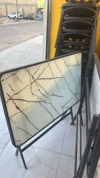 ميز وكراسي للبيع استخدام قليل للاستفسار ‏‪07740509475‬‏
