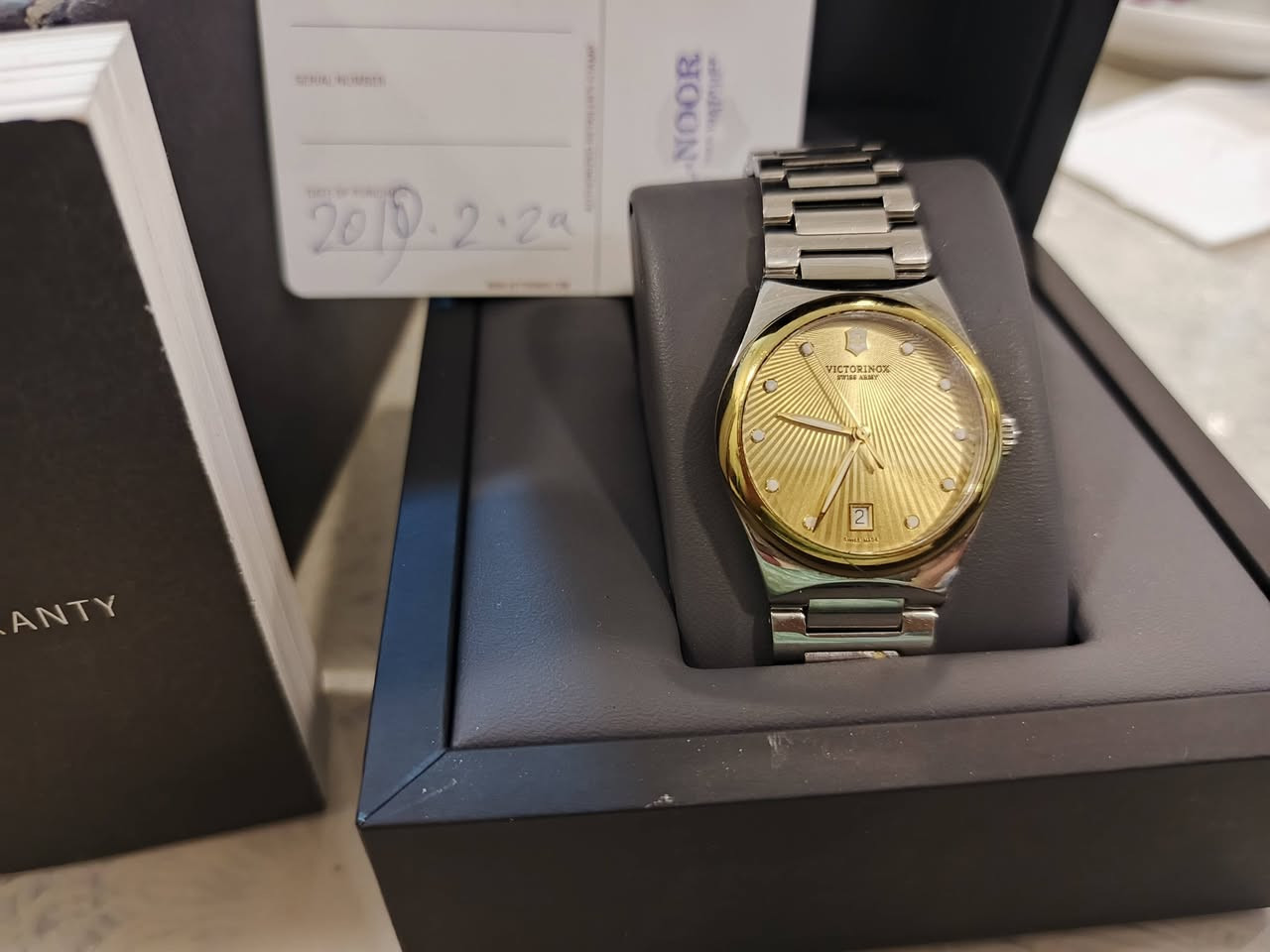 💎 ساعة نسائية أصلية Victorinox Swiss Army – ستيل 🇨🇭 للبيع 💎
الماركة: Victorinox Swiss Army
رقم الموديل: 131016942
صناعة سويسرية (Swiss Made)
الحالة: نظيفة كلش / شبه جديدة
السوار: ستانلس ستيل أصلي
تجي ويه العلبة الأصلية + الضمان ✅
شغالة 100% وما بيها خدوش
ماركة معروفة بقوة المكائن السويسرية وجودة عالية
مناسبة للاستخدام اليومي والمناسبات
📍الموقع: بغداد
للتواصل خاص


**إذا كنت صاحب هذا الإعلان وتريد حذفه لأي سبب، رجاءا أرسل رسالة إلى الدعم الفني**