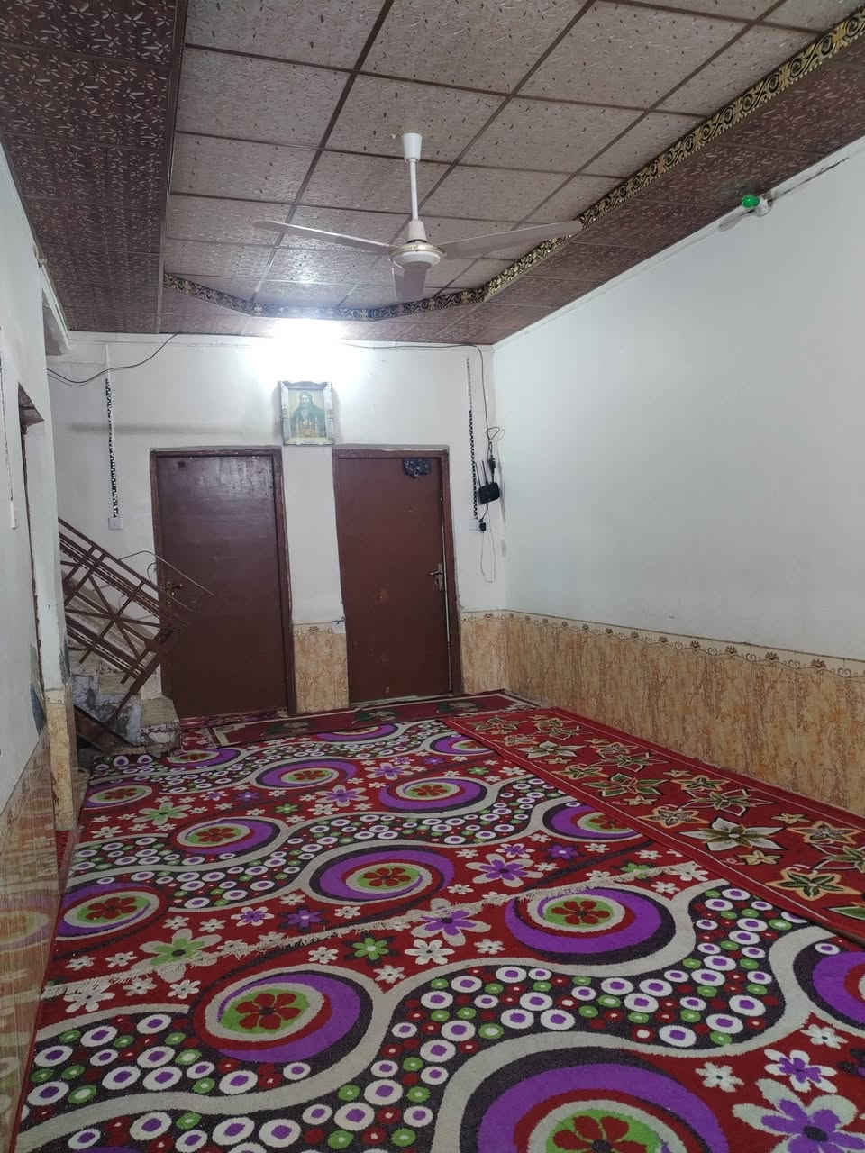 سلام عليكم
بيت اللبيع يحتوي ع 3 غرف نوم وصاله وستقبال 
حمامات داخليه وخارجيه 
مع كاع 3 دونم 
ارض طابو زراعي 
عنوان الحمزه الشرقي  الجعفريه
***********
