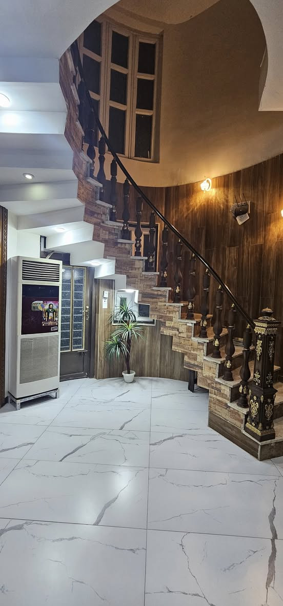 بيت جديد حي  الوائلي مساحه ٢٠٠ بي غرفتين  نوم 
وصاله ومطبخ واستقبال اربع صحيات وحده بالغرفه
بناء درجه اولى صب مركزي مطلوب اسكان ١٩
للاسفسار
***********

***********
