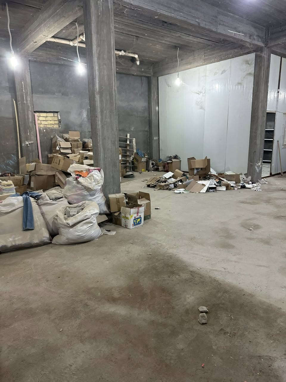 يوجد لدي مخزن 400م ا للأيجار قرب السفينه (***********)
