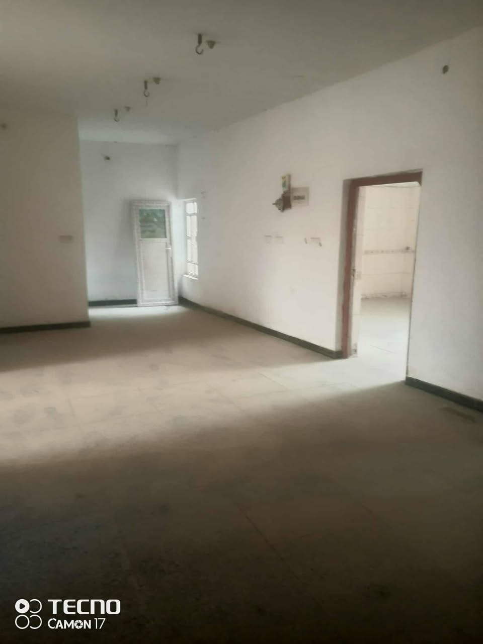 #دار_للبيع طابو صرف الموقع في حي الوحده قرب مدرسه الجماهير ، خاصة مع عرض الشارع كبير. مواصفات المنزل تشمل:
- المساحة: 245 متر مربع.
- التصميم: طابقين.
- الغرف: 4 غرف نوم.
- الصالات: صاله/استقبال
- المطبخ: متوفر.
- الحمام:2 حمام
- إضافات: كراج وحديقه. 
———————————————————
🔺#للاستفسار مراسله واتساب ع الرقم او اتصال مباشر
*********** 
—————————————————————
*ملاحظه التصوير غير واضح *تم ترميم المنزل قبل فتره
