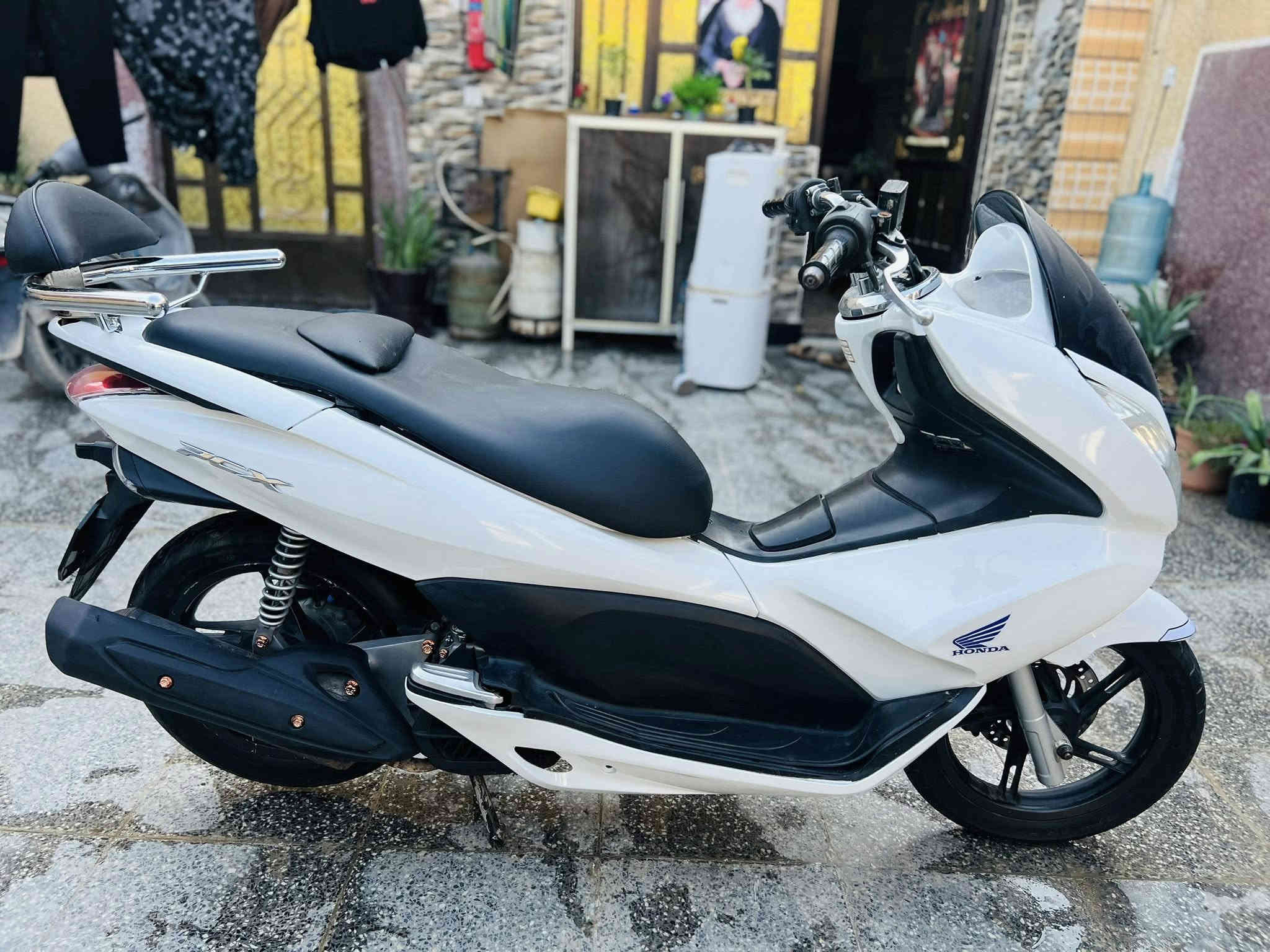 السلام عليكم دراجه bcxجيل الاول ياباني 

دراجه جديده بل كارتون كلها بلاديه كفر مكينه بلادي 
 لون ابيضّ صدفي دراجه خير من الله كلش حلوه بل حقيقة 
السعر 1450 وبيها مجال حك الجية العنوان بغداد مدينة الصدر الهاتف ***********
