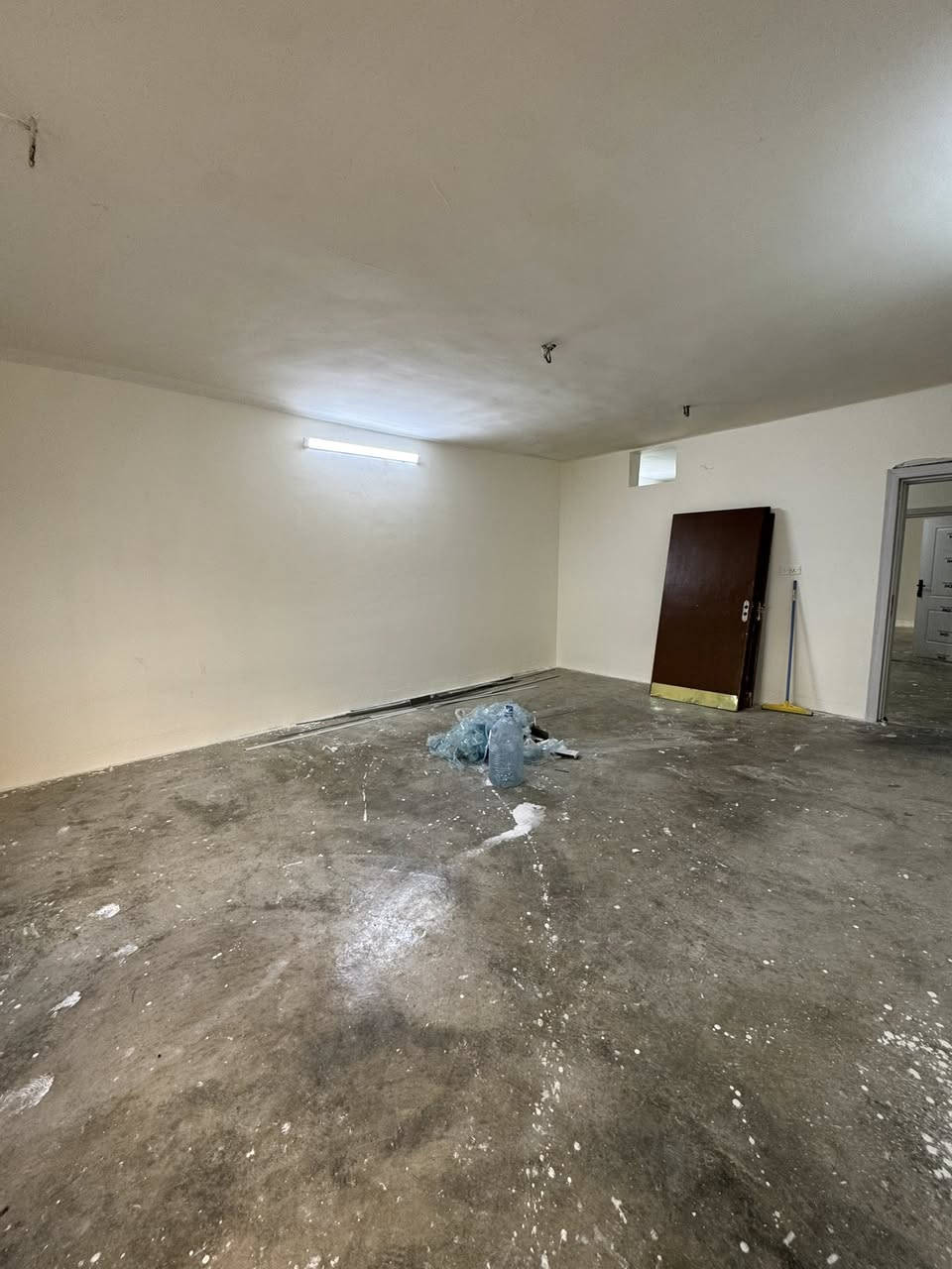 دار للإيجار 200م طابق واحد غرفتين نوم هول مطبخ صحيات واستقبال كراج حديقه العنوان روناكي خلف حلويات راقي ***********
