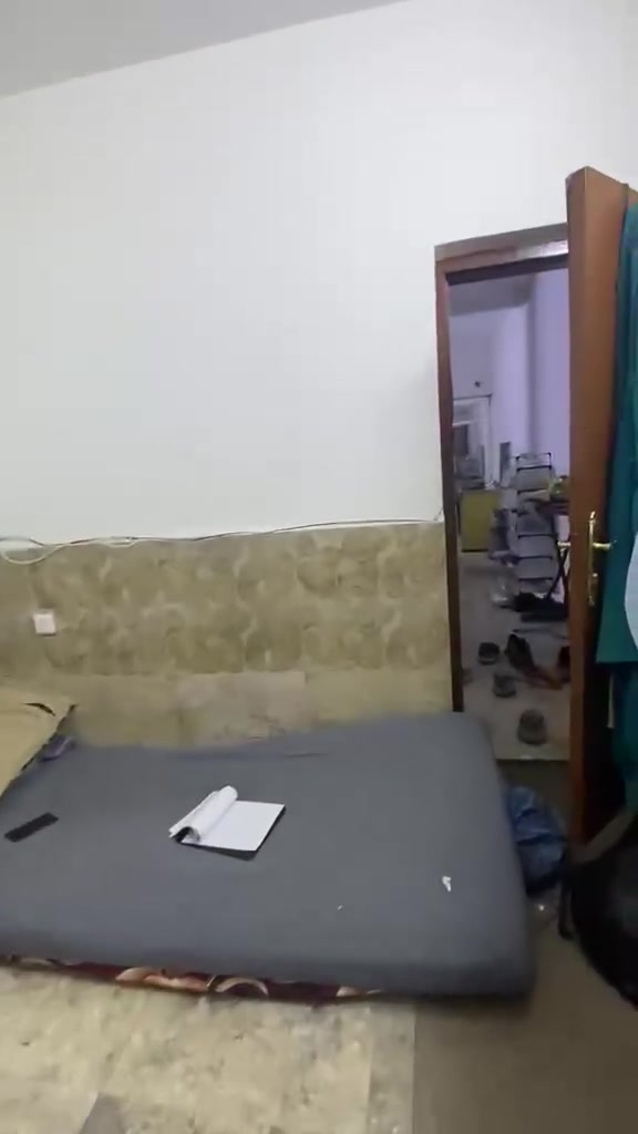 السلام عليكم دار الاجار الاسكان شارع مستشفى الطفل مقابيل ثانويه بابل السعر 500 غرفتين وصاله ومطبخ وخدمات استفسار ***********
