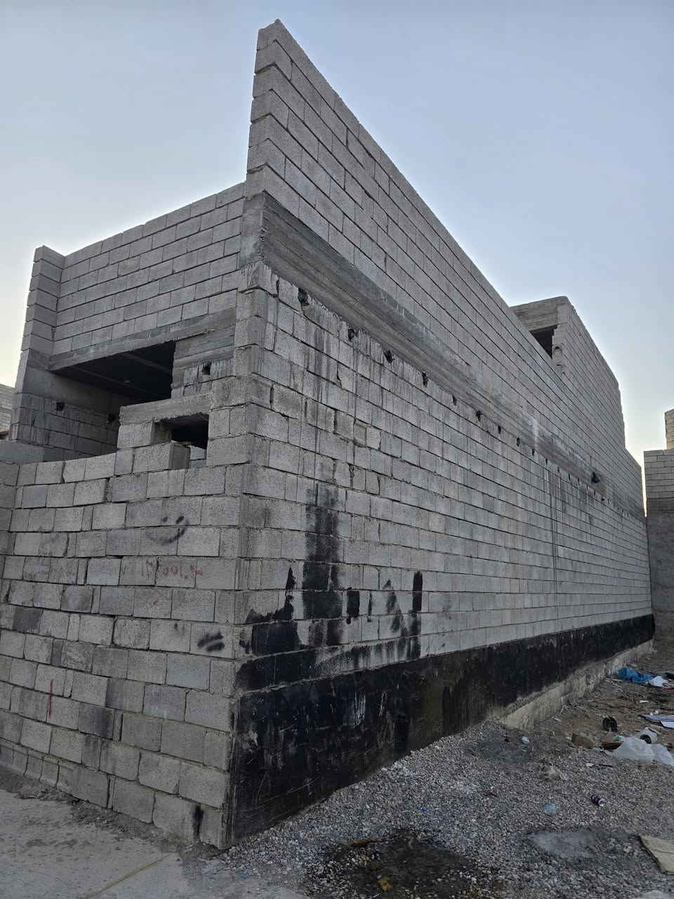 السلام عليكم هيكل للبيع مساحة ١٠٠ متر واجه ٥ نزال ٢٠ يتكون من مطبخ استقبال صالة غرفة نوم صحيات بيتونه استارة حمام قاط ثاني بناء حديث ودرجة اولى وخريطة مهندس موقع الجزء الثاني خلف مسجد المدينة المنوره 
خدمات ماء كهرباء مجاري تبليط سواقي ارصفة يعني خدمات كاملة.السعر ٣٧ وبي مجال للشراي ويريد يستقر وبالعافية عليه.للتواصل *********** 
غير متواجد على الفيس اتصال فقط.
