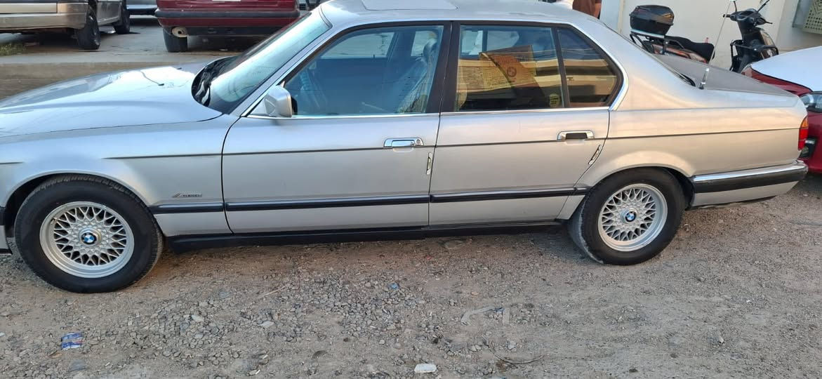 سلام عليكم اخوان لل بيع BMW735سعر (50ورقه💵)
وبيها مجال بسيط  
موديل السياره 1990
سياره بلاديه بدون صبغ مكفوله كفاله عامه حته من الضربه
كير محرك شرط كصه 
تخم تاير جديد 
باتري جديد 
دبل جكمجه +دبل ايرباك 
منظومة لايت زنون عالي فول 
تبريد ثلج 🧊
اربع بردات سياره خير من الله جاهزه  
سياره رقم انبار باسمي تحويل ثاني يوم 
لل اتصال (‭***********‬)

