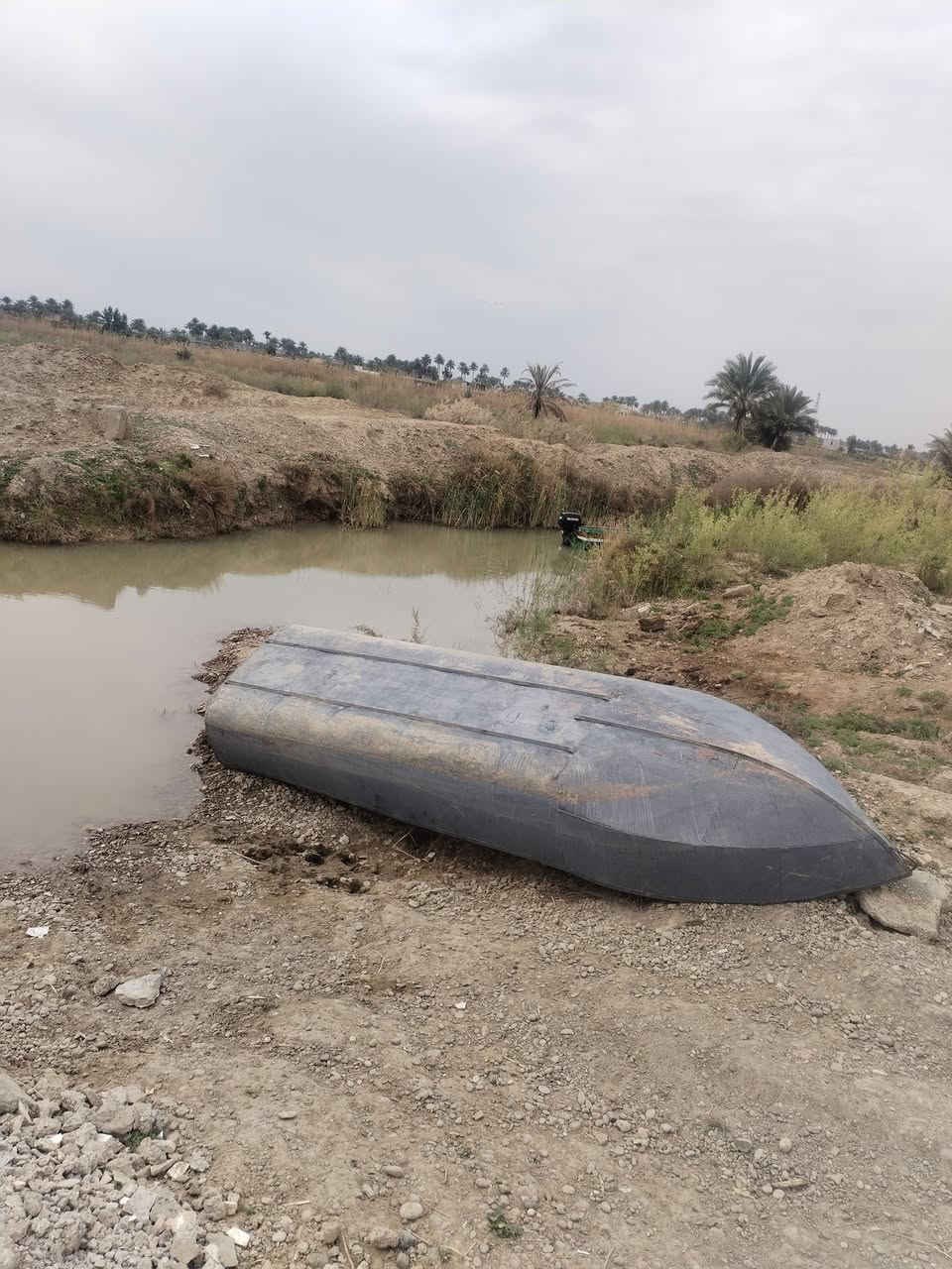 طراده نضيفه للبيع الطول 5  متر السع ٣٢٥ وبيها مجال رقم ***********
