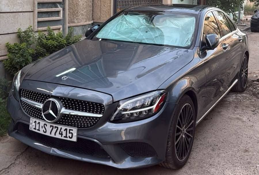 ارخص C300 فول مواصفات بالعراق ( بسعر كامري )
مرسيدس C300 موديل 2021
ماشية 30 الف كيلومتر فقط
جاهزه وكامله

وارد امريكا ضررها جاملغين
وصندوق
وانصبغ بيها نص البنيد 
السياره نضيفه وحلوه
محرك 2.0 لتر تيربو 4 سلندر بقوة 255 حصان
كير اوتوماتيك 9 سرعات
المواصفات الخارجية:
مصابيح أمامية LED عالية الأداء
جنوط ألمنيوم قياس 21
مرايا كهربائية قابلة للطي
كاميرا خلفية
صندوق خلفي كهربائي 
تصميم مرسيدس الأنيق
والرياضي
المواصفات الداخلية:
شاشة وسطية كبيرة
شاشة عدادات دجتال
نظام تحكم  
دعم ابل كار بلي واندرويد اوتو 
مقاعد جلد كهربائية مع خزن
مكيف أوتوماتيك ثنائي المناطق
إضاءة داخلية محيطية 
تحكم كامل من المقود USB + بلوتوث 
نظام تنبيه السائق 
مثبت سرعة
ايرباكات
مكان السيارة بغداد الكاظميه
للاستفسار ***********
