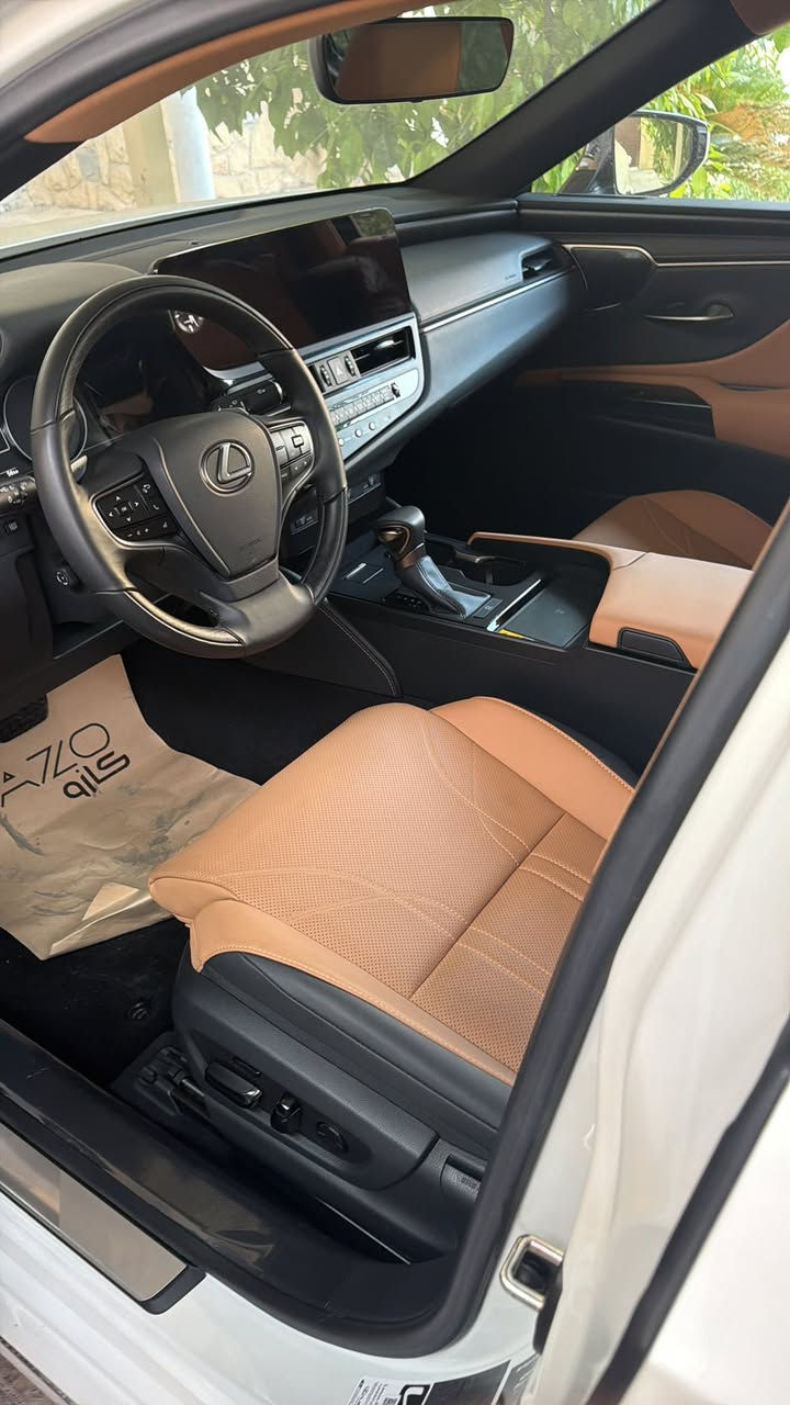 لكسز se 2024 بلاتينيوم ساز السياره زيروه بعدها باسم الشركه مغلفه ppf مكانها الحارثيه السياره تتحول باسم المشتري مباشر من الشركه ***********
