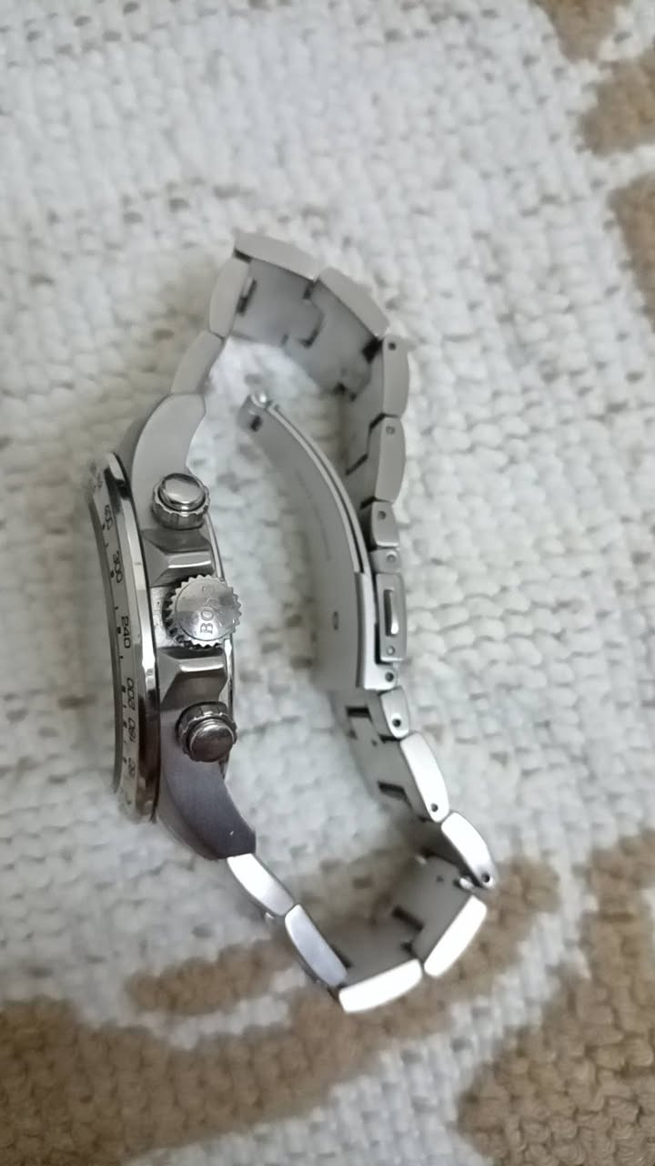 الساعة المعروضة في الصورة هي ساعة Boss Hero Sport Chronograph للرجال، وتحمل رقم الموديل 1513755.
￼Watch Connection +1

إليك أهم تفاصيل هذه الساعة:

التصميم والمظهر

الميناء: تأتي بميناء باللون الأزرق الجذاب مع شعار BOSS Hugo Boss.

الهيكل والسوار: مصنوعان من الفولاذ المقاوم للصدأ باللون الفضي.

المقاس: يبلغ قطر الهيكل حوالي 43 مم إلى 45 مم. 

￼Mercado Libre +3

المميزات التقنية

الحركة: تعمل بحركة كوارتز كرونوغراف دقيقة.

الوظائف: تشتمل على وظيفة الكرونوغراف (ساعة إيقاف)، وعرض التاريخ، وعرض الوقت بصيغة 24 ساعة.

مقاومة الماء: تتميز بمقاومة للماء تصل حتى 50 مترًا (5 ATM)، مما يجعلها مناسبة للاستخدام اليومي.

الإطار: يحتوي الإطار على مقياس Tachymeter لتحديد المسافات
@everyone
@المتابعين
@الجميع


**إذا كنت صاحب هذا الإعلان وتريد حذفه لأي سبب، رجاءا أرسل رسالة إلى الدعم الفني**