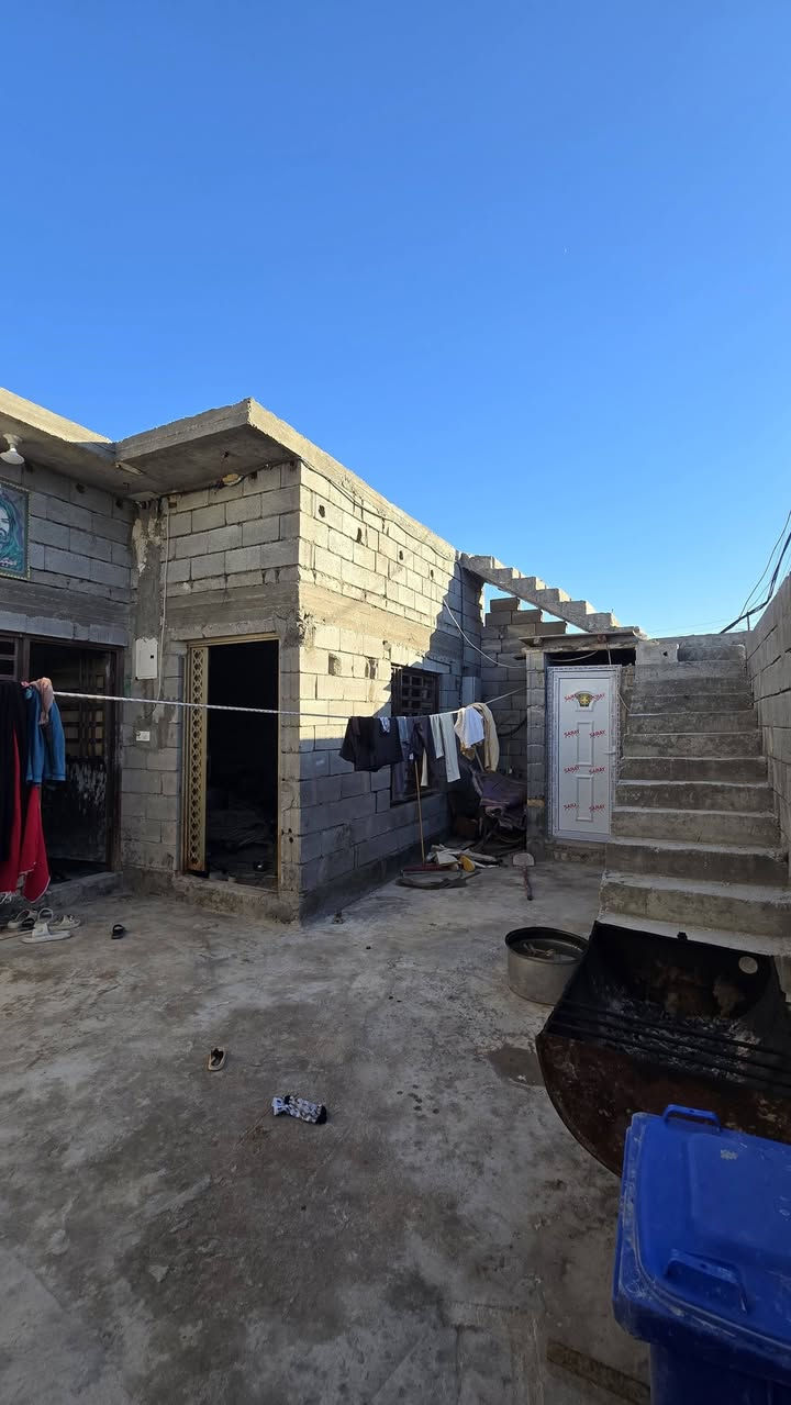 السلام عليكم،
نود إعلامكم بتوفر عقار للبيع.

**تفاصيل العقار:**

*   **نوع السند:** طابو زراعي، سند 25.
*   **المكونات:** يتألف العقار من ثلاث غرف، ديوانية، صالة، مرافق صحية داخلية وخارجية، بالإضافة إلى كراج.
*   **الملاحظات:** يحتاج العقار إلى أعمال اللبخ والبياض فقط.
*   **الموقع:** شارع معمل الشيخ.
*   **السعر:** 60 مليون دينار عراقي، قابل للتفاوض.

للاستفسار، يرجى التواصل مع السيد أبو عباس على الرقم: ***********.
