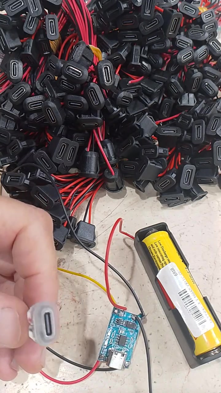 🔌💡هل سوكت تايب سي المضئ بفرغ الشحن
ناس كتير بتسأل:
❓ "هل الإضاءة دي بتسحب من البطارية وبتفضي الشحن؟!"
في الفيديو ده بنجرب عملي قدامك 👇
✔️ السوكت بينور بس وقت التوصيل
✔️ الإضاءة دليل على وصول الكهرباء مش استهلاكها
✔️ الدائرة مفصولة عن خرج البطارية تمامًا
💯 يعني مفيش أي سحب للشحن زي ما ناس فاكرة
📌 مناسب جدًا للمشاريع والصيانة
📌 بيديك مؤشر واضح إن الكهرباء وصلت بدون ما تأثر على الأداء
📩 لو عايز تعرف التفاصيل أو السعر تواصل واتساب
01009988031
#سوكت_تايب_سي #صيانة #الكترونيات #مشاريع #USB_C #شركة_العربي_للكمبيوتر


**إذا كنت صاحب هذا الإعلان وتريد حذفه لأي سبب، رجاءا أرسل رسالة إلى الدعم الفني**