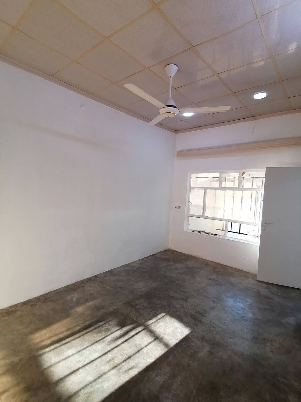 ئەم خانوە بۆفرۆشتن نرخی زۆر گونجاوە
لەگەڕەکی بنگردە ڕوکنە تازە تەعمیرکراوە
هیچی وای ناوێت مەسرەفی لەسەربکەیت
ماڵی فەقیرە کارەباو ئــاوی ســـــفــرکراوە
ڕەستـەوخــۆ بیکـە بەناوی خـــــــــــۆتــەوە
نــرخــی 385 گڵاو مەجـالیشی تـیـایــــــــە
*********** ڕووبەری 80 مــەتــــــرە
