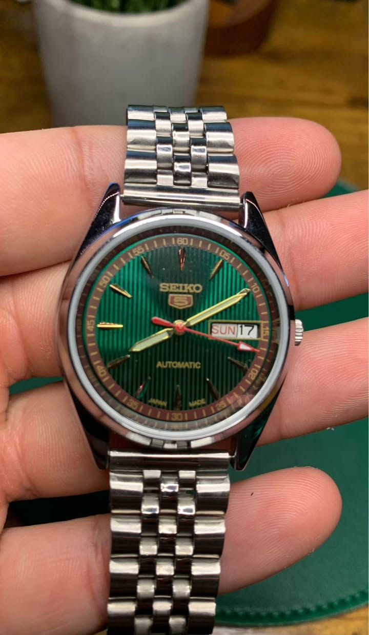 مساء الخير،

ساعة للبيع

سيكو Seiko 5
 اوتوماتك من تعديلي 

نبذة عن القطعة:
- دايل أخضر لامع مع تفاصيل باللونين البني والذهبي
- القطر: 36 ملم
- 3 عقارب (ساعة، دقيقة، ثانية)
- هيكل وسوار من stainless steel
- الحركة: أوتوماتيكية
- تاريخ انتاجها: من السبعينيات إلى الثمانينيات

تفاصيل أخرى:
هذه الساعة جمعتها بنفسي باستخدام قطع أصلية وأخرى بديلة، ويُطلق عليها غالباً “ساعة معدلة”.

تحتوي الساعة على محرك اصلي حقيقي (seiko movement) تم صيانتها بالكامل وفحصها بدقة بواسطة فني صيانة ساعات (انا). 

أما الهيكل، السوار، الزجاج (Acrylic)، الميناء، والعقارب فقد تم تجديدها أو استبدالها لضمان ظهور الساعة بحالة ممتازة

**الموفمنت والدزاين اصلي vintage من الثمانينات. 

السعر ٢٥٠،٠٠٠ دينار عراقي (٢٥٠ الف)

للمهتمين، الرجاء ارسال رسالة


**إذا كنت صاحب هذا الإعلان وتريد حذفه لأي سبب، رجاءا أرسل رسالة إلى الدعم الفني**