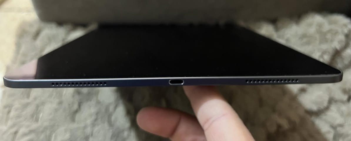 السلام عليكم
عندي ايباد 11 m4 حجم 13 اكبر حجم نموذج m... بطاريه 97 ... عدد دورات الشحن 135... الذاكره 256... بعده بالمضان لحد 2026/8/3 يعني 7 اشهر بعدله ضمان الشركه 
الشغلات المتوفره ويه الايباد 
1- جنطه ايباد اصليه داخلها فرو غير 
2- لزكه شاشه مات اضافيه احتياط اصليه
3- كفر اصلي من شركه KAKU
4- فريز اصلي 
5- الكارتونه والشاحنه مالته كامله
يعني جاهز من كلشي 
مثل ما موضح بالصور الجهاز نضيف كلش 

 متوفر واتساب وخط مفتوح  ***********
السعر 1375 وبي مجال بسيط حك الجيه
العنوان : بغداد شارع فلسطين تجي تاخذه من بيتي
