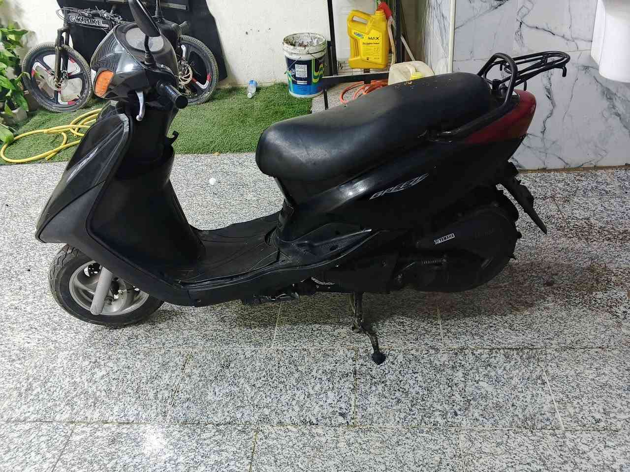 سلام عليكم دراجه اكزز دراجه نضيفه حيلل كفراتها مكينه ممفوله برغي ما مفتوح بيه خير من الله مماني بلديات شارع المرور السعر 625وبيه مجال الشراي يتصل ***********
