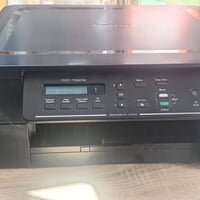 طابعه براذر ٥٢٠  لبيع بس اللون الحمر يطلع مقطع يعني برنامج يرجع مااعرف...