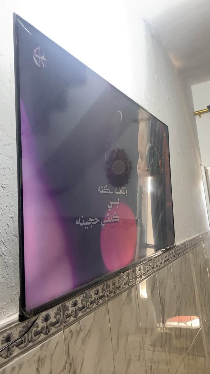 شاشه حجم ٥٥ نضيفه كل ضرر مابيه مستعمله قليل شراي  أم النت اتصل عله الرقم ***********
