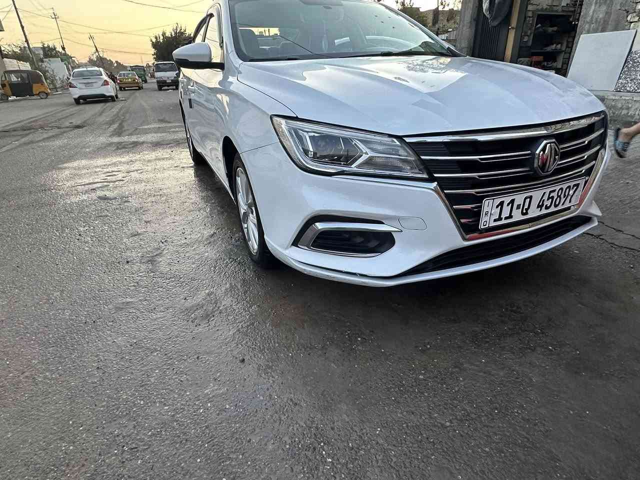 السلام عليكم MG 5 فول عدا الفتحه موديل 2024 ماشيه 34 الف السياره كلش نضيفه بس بيها بارد بلقماره بسيط وبيها شويه صبغ بلبنيد موجوده الصور السعر 90 وبيها مجال بيع مستعجل للاستفسار *********** مكان السياره بغداد
