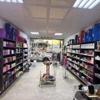 المحل بالكامل للبيع  البضاعه مع الفاترينات والاستاندات  يحتوي على  8 ف...