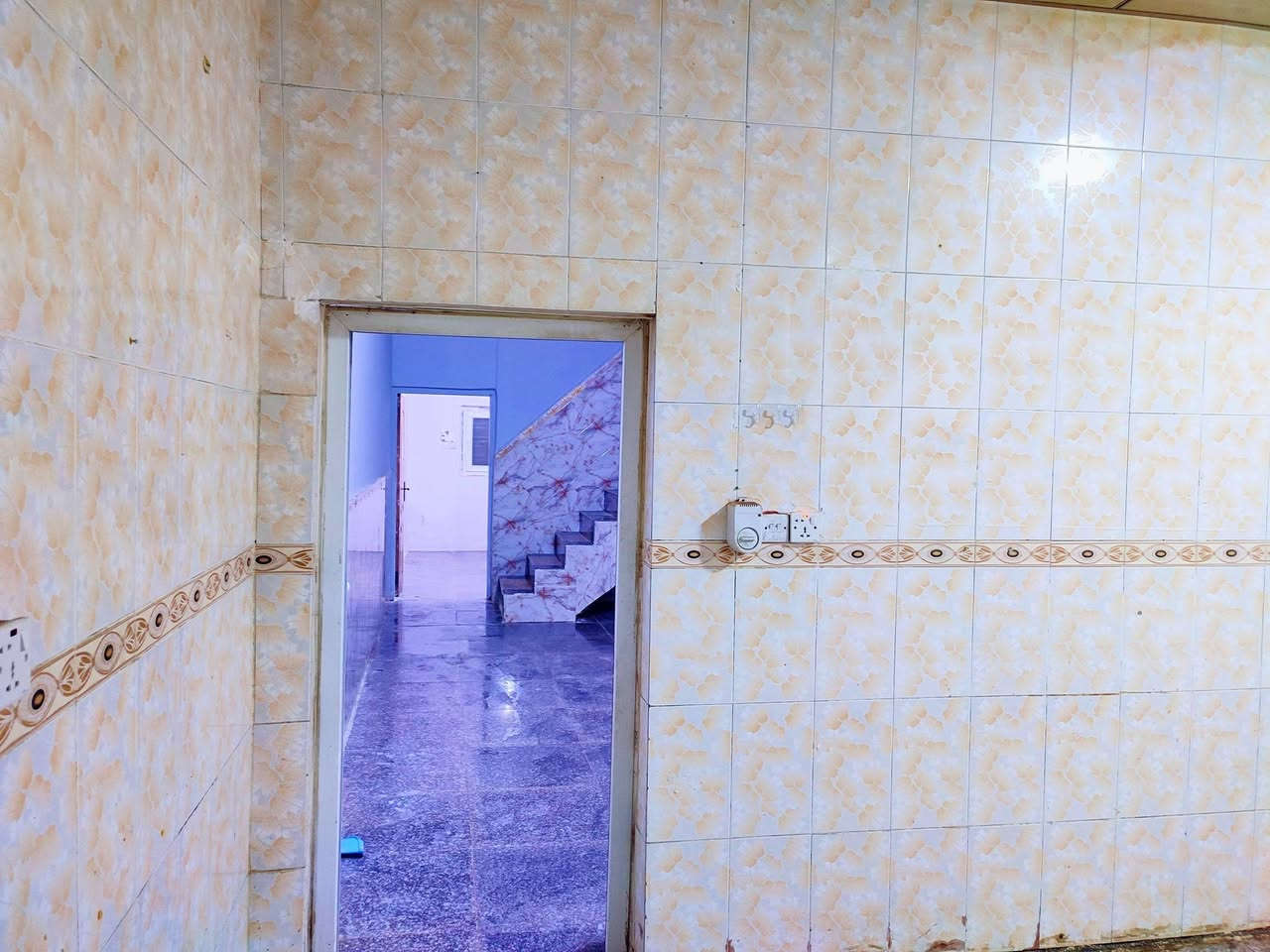 بيت ايجار مساحه 100متكون خرفه وصاله ومطبخ واستقبال صحيات خارجيه حمام داخلي حي الفرات  قريب شارع صب بضهر عطيه ابو الإنشائية ***********
