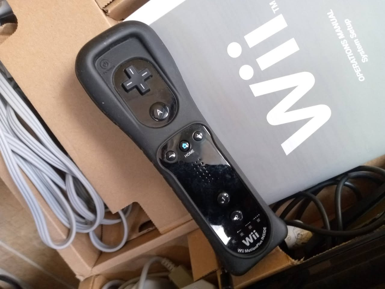 Nintendo Wii . 
ننتيندو وي نسخة ماريو كارت وي باك .
الجهاز لوك مطابق + ٧ العاب اصلية  .
معدل رام ١٢٨ كيكا + مكتبة العاب  .
بلي ستيشن ١ .
بلي ستيشن ٢ نسخة الكيم كيوب + ٦ اجزاء ريزدينت ايفل .
بلي ستيشن ٣ نسخة ننتيندو وي  + ٥ اجزاء ريزدينت ايفل .
سيكا ٥ اجهزة ميكا درايف+جينيسس+سيكا ٣٢+سيكا ماستر سيستم+سيكا سي دي .
مايكرو+سوبر ننتيندو+ام اس يو سوني.
بالإضافة الى الكثير من الأجهزة والالعاب المختلفة.
للتواصل .*********** .
