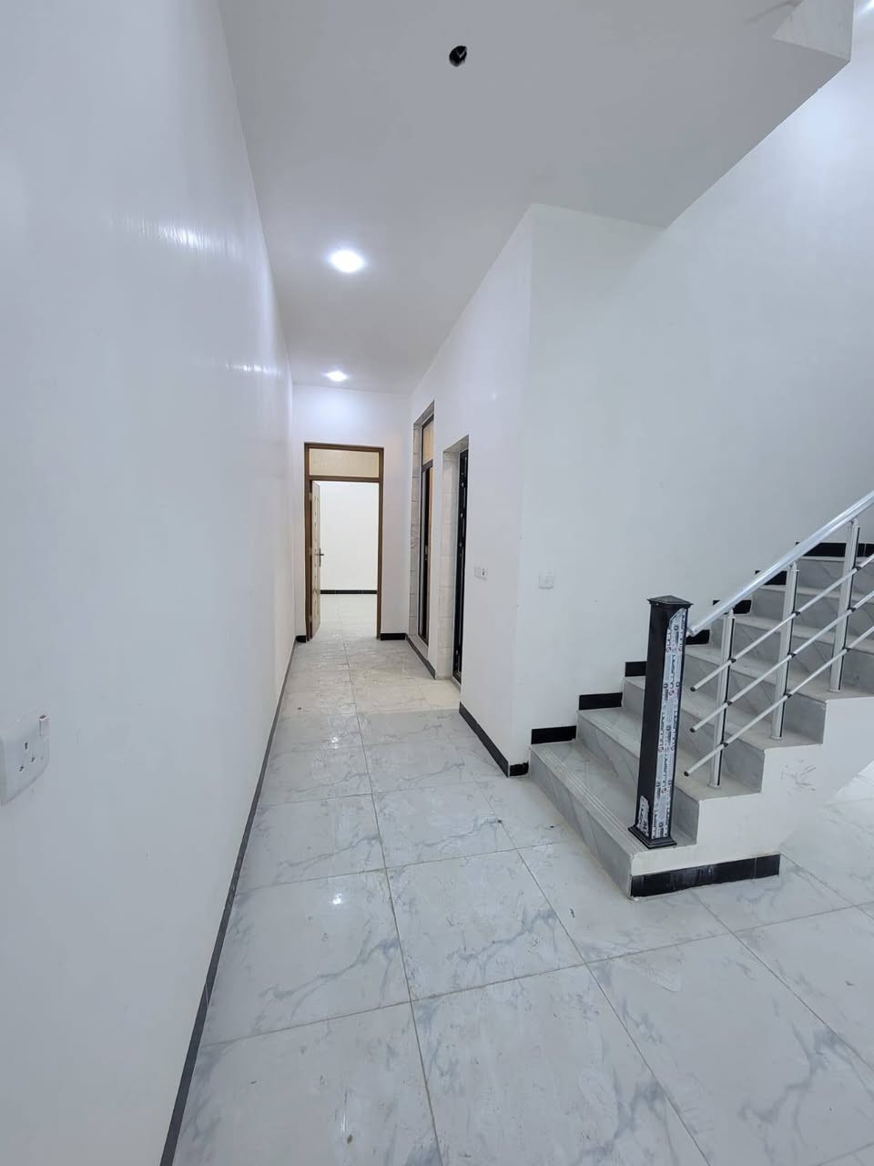 #دارللبيع
المساحة ١٥٠م
بواجهة ٥×٣٠ بناء جديد من الاساس ٢٠٢٥
يحتوي على كراج ومدخلين 
صالة ومطبخ وخدمات صحية عدد ٢ وغرف نوم عدد ٤ ومنور داخلي عدد ٢ الموقع الغزالية شارع مدير الامن الطاقة 
للاستفسار الاتصال 
***********
او زيارة المكتب في الغزالية شارع البدالة مقابل الكوخ
 مكتب الهندسي للعقار
