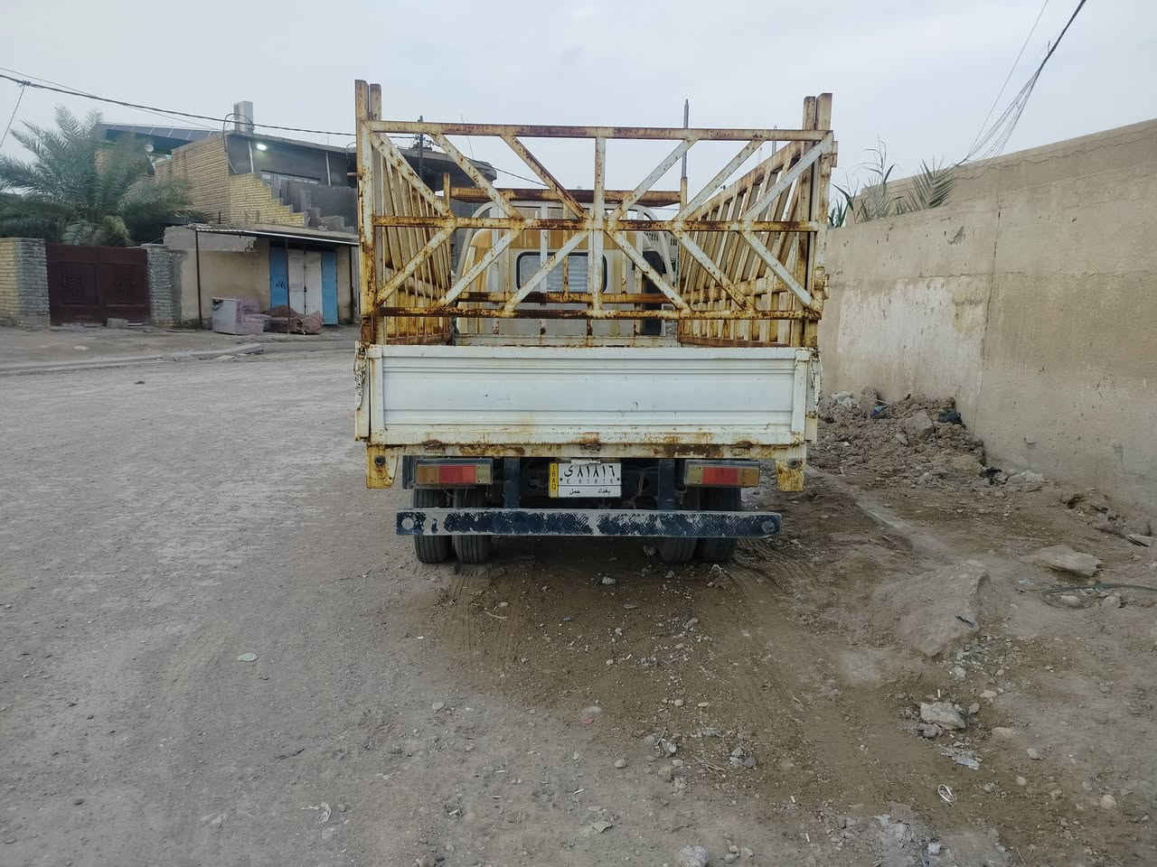 للبيع سيارة كنو حمل واحد طن رقم بغداد سنويه جديدة بسمي محرك كاز وكير بلادي سياره كله بلادي شغاله تخم تاير العنوان كوت فلاحيه *********** السعر 30 وبيها مجال
