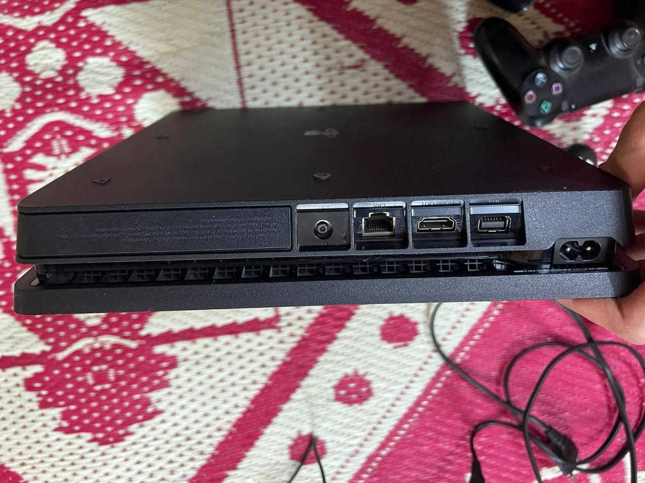 بلي4 سلم نظام 13 جهاز نضيف جدا جدا ما مستعمل هواي وما مفتوح ويا 3 جوستكات + ويا 3 اقراص واحد داخل البلي :السعر 275 وبي مجال للشراي 
الرقم :***********
