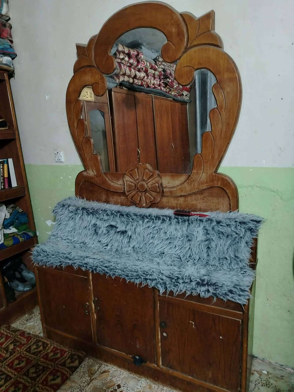 ( مكلف بالنشر )غرفة نوم أخشاب للبيع للتواصل أتصل على رقم صاحب الغرفة ***********
