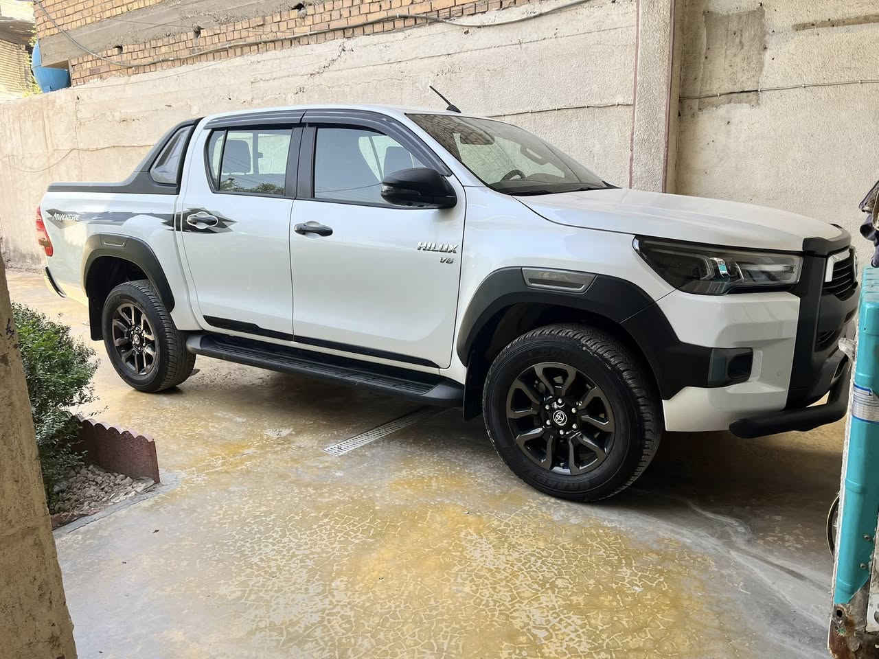 سلام عليكم للبيع تيوتا هايلوكس 2024
ماشي 30 الف رقم اربيل 
ادفنجر فول مواصفات للاخير 
حساس امامي خلفي 
٤ كامرات
٦ سلندر 
قطعتين تبريد 
٦ سماعات
مري شفط 
لد امامي خلفي 
شاحن وايرلس
باقي المواصفات معروفه السعر 410 
الاتصال ***********
