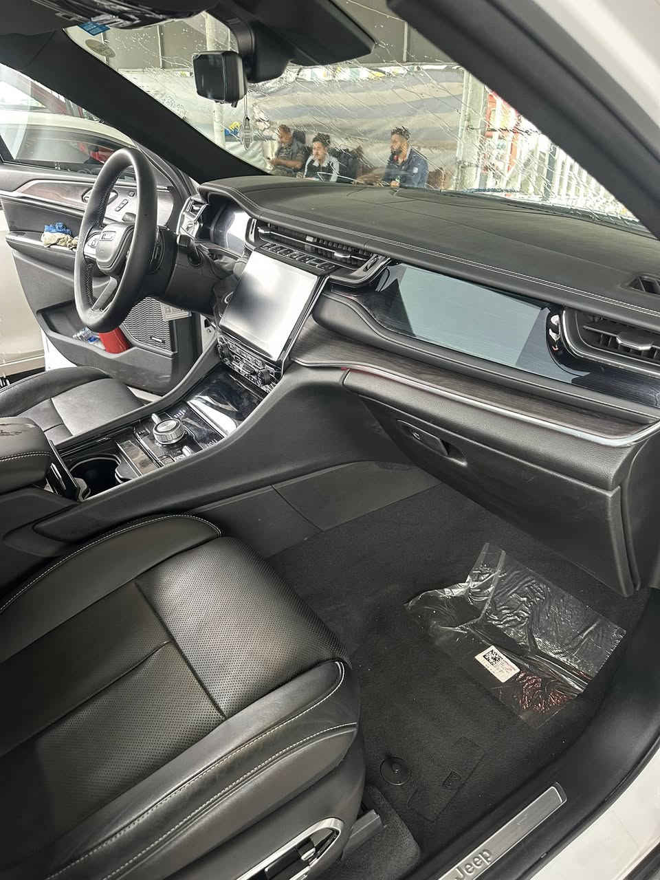 جيب كراند شيروكي (اوفر لاند )  خليجي هارلم 2023 

5 راكب كفاله عامه من الدعاميه للدعاميه سته سلندر 
محرك 3.6
ماشيه 11 الف كيلو 

المواصفات:

نظام تعليق هوائي ( جكات )
رادار ( امامي - جانبي - خلفي )
قيادة ذاتية
نظام الرؤية الليلية
مستشعر نوم السائق
أربع كامرات محيطية 360
كامرة فى المرأة الداخلية

خمسة بصمات دخول ذكي بدون مفتاح
بانوراما
كشنات دبل كهرباء + مساج + تدفئة + تبريد امامي خلفي
ميداب ديسبلي
أنارة محيطية
نظام الصوت lbin ( 19 سماعة )
شاشة وسطية + 
كيجات دجتل
المقاعد الأمامية تبريد وتدفئه
مقعد السائق والراكب مساج
المقاعد الخلفية تبريد وتدفئة كشنات
حساسات أمامية + خلفية + جانبية
سلايد روف بانوراما 
فتح صندق الخلفي كهرباء + من مقصوره السائق 
نزول السياره جكات عند عبور سرعه 100 للحصول على ارتفاع مثالي عن السرعه العاليه و ثبات بل انعطاق 

سياره مغلفه مغلف بي بي اف سعره 20 ورقه 
للاستفسار ***********
سعر 445 ورقه  مجال بسيط 
العنوان بغداد زيونه
