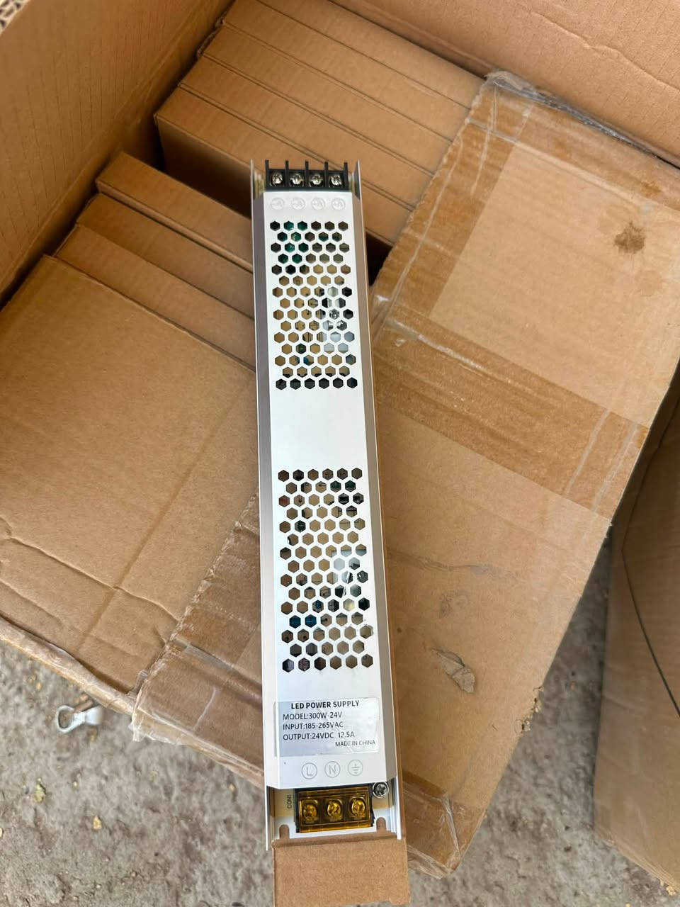 محولة 300w    24v
نشرة واحد خط 10 متر 
جملة فقط 
***********
***********
