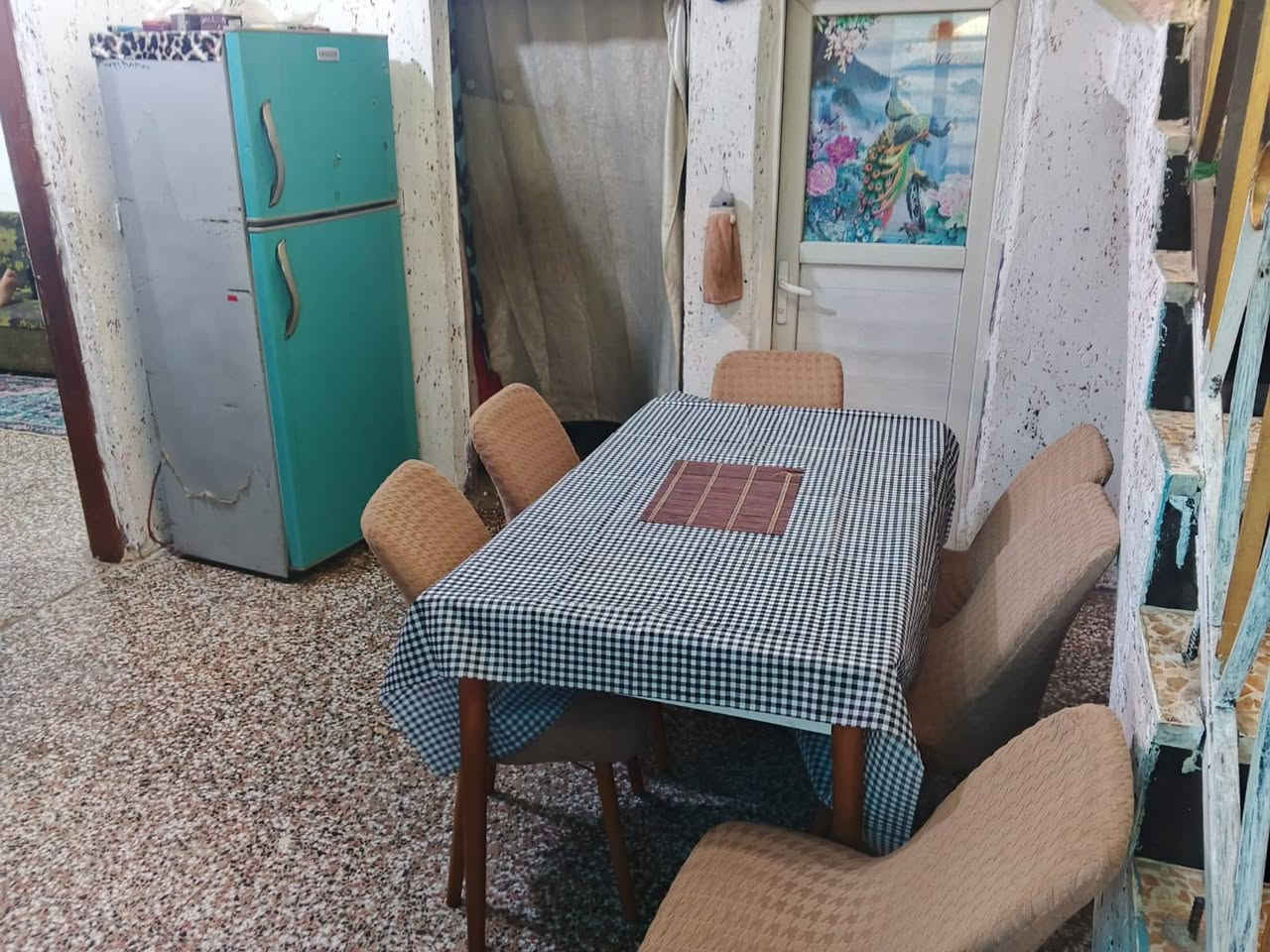 السلام عليكم بيت للبيع مساحه ١٠٠م مربعه يحتوي على ٣ غرف وصاله واستقبال ومطبخ حار العنوان حي البتول شارع مدرسه الخيرات قرب أسواق عباس الساعدي للاستفسار *********** او مراسله خاص
