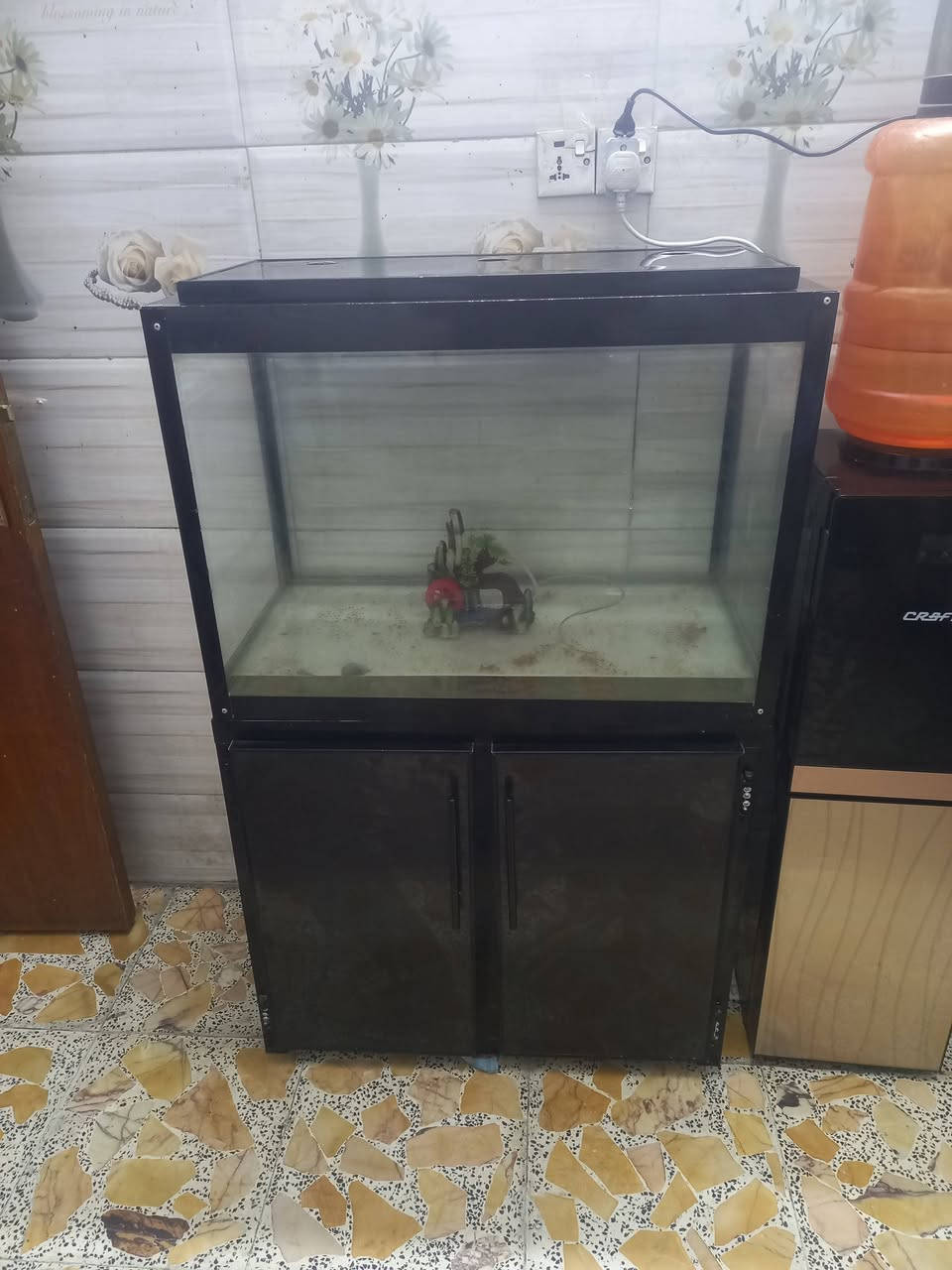 السلام عليكم حوض سمك طول متر وعرض متر و٢٠ ابو الميز بابين مع ماطورات عدد ٢  السعر ١٠٠ وبي مجال 
ميز طعام مع اربع كراسي ١٠٠ وبي مجال مكاني مدينة الصدر
***********
