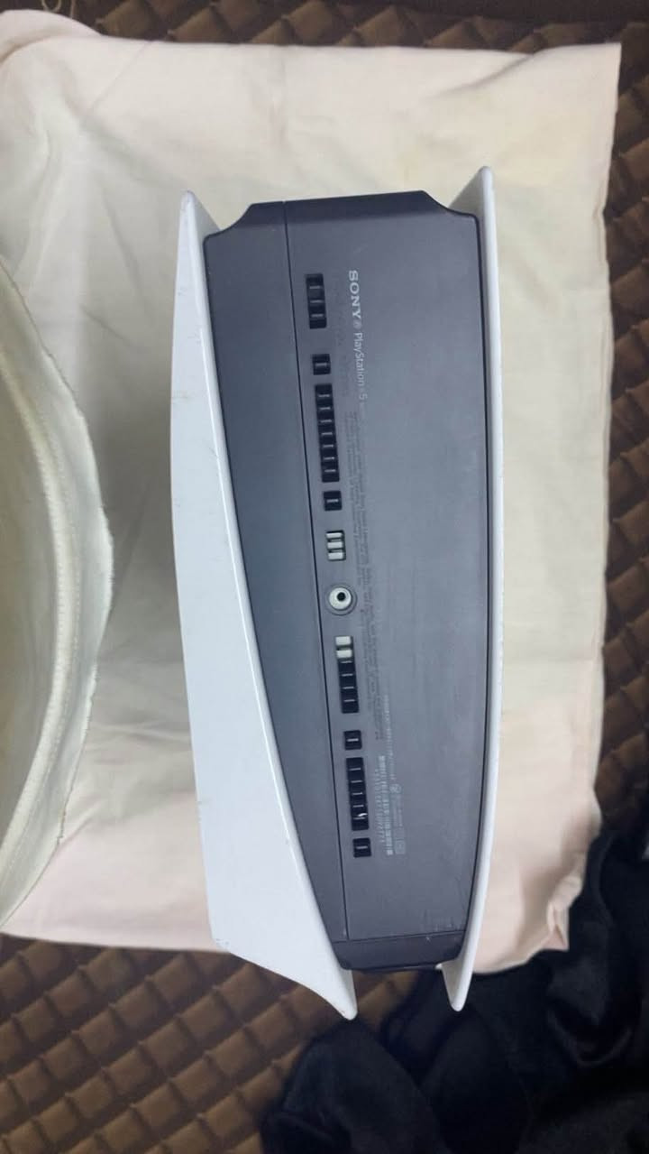 للبيع جهاز PlayStation 5 (نسخة الفات)، الجهاز نظيف جداً ومستعمل استعمال قليل، كأنه جديد. اللي يدور على النظافة والشي المرتب هذا هو الجهاز المناسب! مواصفات الجهاز:
✅ سعة التخزين: 1 تيرابايت (1TB).
✅ الجهاز بحالة ممتازة (خالٍ من أي عيوب أو أعطال، فحص وشغل).
✅ مرفق معه يدتين تحكم (أصليتين وبحالة ممتازة). معلومات إضافية:
📍 المكان: بغداد - مدينة الصدر - شارع الفلاح.
📱 للتواصل والاستفسار يرجى مراسلتي عبر الواتساب على الرقم: ***********
