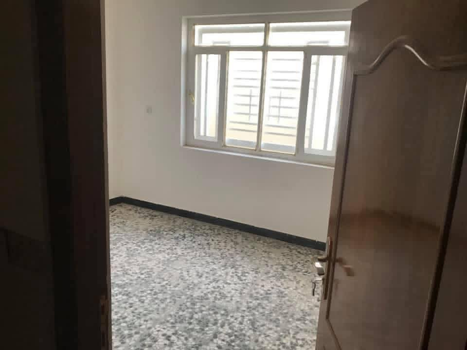 شقة للايجار 
عنوانها حي النقيب قرب كرزات سلوان تحتوي على غرفتين منام وصالة ومطبخ وخدمات المساحة 100 متر كاملة الخدمات سخانات مراوح مع انارة كاملة نظيفة جداً مجهزة بكهرباء وطني وايضاً مولدة فقط دفع الاشتراك 
للتفاصيل اكثر الاتصال على ***********
