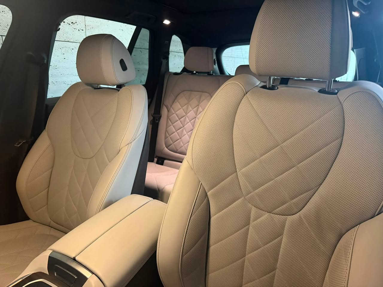 للبيع مو للمراوس Bmw X5 40i xdrive 2024 دفع رباعي
Driver assistance professional-كامرا طريق بالداشبورد 
idrive 8.5 اخر تحديث
**ماشية 15 الف ميل،اللون اسود ميتالك ،داخل ابيض 
*تغليف ppf فرنسي براند hexis ب ٢٥٠٠$ مو تجاري
حادث بسيط دعامية و خشم البنيد  بدون شاصي ولا لغد الباج والجاملغ ما واصل ضربة ولا متحرك
صفر مسج اخت الزيرو الداخل والكشنات جديد بدون اثر استخدام وكشر السيارة جديد لاشخوط ولا رصعات ماتبين وارد امريكا ،الميكانيك والكهرباء والحدادية بلادي،السيارة بدون نقص وما تحتاج مصرف

🔴تفاصيل الضرر والتصليح : البرمجة والتركيب عند منتظر اوتو شغل بلادي و اونلاين مو تلزيك 

*دعامية امامية M كامله وملحقاتها ولايتات ورادارات وشباك
تم الاستبدال بقطع اصليه تيست درايف مو صيني والشباك جديد اصلي مو كوبي 

*ايرباك دركة +ركبة سايق + بردات + حزام سايق
تم استبدالهم كلهم ب ايرباكات بلادي تيست درايف(مو مقاومات) وتصفير الكراش يعني رجعت وكالة بالحادث لاسمح الله تطك
وحزام امان السايق تم استبداله كامل جديد  (مو فتح قفل و مقاومة ) وكفر التكم والسقف بحالة ممتازة مامبين بيه كسر او طاك ايرباك
—باقي الايرباكات والاحزمة كلها سليمة

*صبغ وتعديل خشم البنيد فقط مو كله والباقي رش كلير حتى يضيع الفاصل بين الصبغ والبلادي ومامبين بيه ضرر او صبغ 
———-
مكان السيارة بغداد الكرادة 
السعر 53000$ 
السيارة مدفوع كمرك وضريبة كامل مو مثل الشمالي يدخلوها هايبرد فتصير ارخص
صور الحادث والسونار مرفقة (جهة اليسار طالع بيه خدش بالجاملغ مثل ضربة موس رفيع طول ٢ سم سطحي بالكلير وتكحل كارت مايبين ،وبالصندوك مأشر صار بالنقل تكحل كارت فقط لاغير)
للتواصل واتساب فقط ***********
