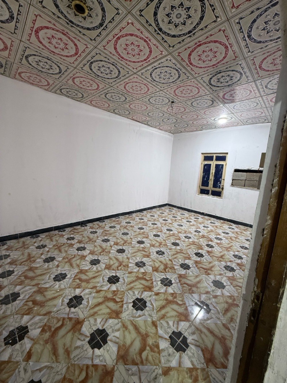 بيت للبيع  القبله حي القائم مقابل مدارس ايشق البصره خلف السفير سنتر مساحه 130م بصف الركن يحتوي على غرفتين  وصاله وديوان ومطبخ وصحيات وبيه مشتمل فوك يحتوي على غرفة كبيرة وغرفة وسط وصحيات بي درج خارجي على الشارع سعر 145 قابل للتفاوض سنة البناء 2013 طابو صرف بسمي اخير 3صور للمشتمل الفوك