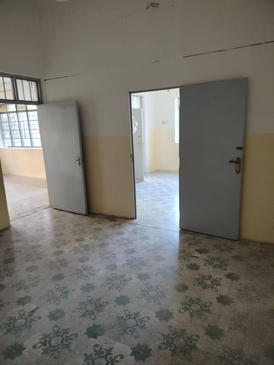 🔴 دار طابق واحد  للأيجار
الموقع  حي الزهور قرب دورة سيدتي الجميله
المساحه 200 متر
يحتوي الدار على غرفتين نوم واستقبال ورهره نظيفه وصحيات وحديقه وكراج
🔴 الإيجار الشهري 400
للاستفسار الاتصال على أحد الأرقام ا☎️***********
☎️***********
