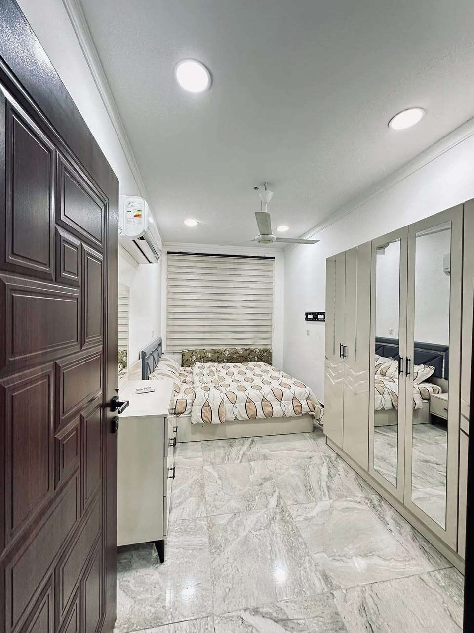 السلام عليكم
🔴 شقة مؤثثة للايجار طابق اول 
غرفة نوم واحدة وبالكون وصالة معزولة ومطبخ معزول وخدمات 
🔴وهنالك شقة مؤثثة 100 متر غرفتين نوم في نفس الموقع 

زيونة ٧١٢ عنوان مميز شارع عريض قريب على دريم ستي والربيعي
*********** بغداد, العراق
