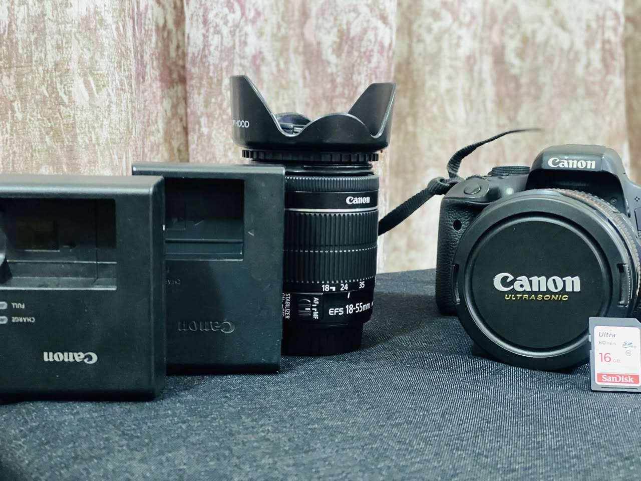 كامره كانون D750
شاشه لمس 
شاشه قلاب 
عدسات ثنين
عدسه 105:24
عدسه 55:18
رام شاحنات ثنين جنطه بطاريات ثنين 
***********
بغداد الحسينيه
