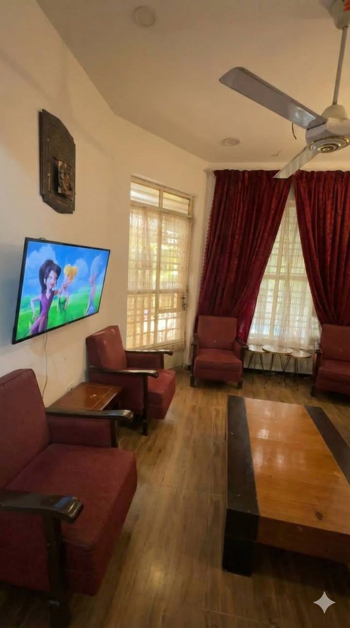 بيت في السيدية مساحة 51 م مع تشجير ملاسق 50 متر
واجهة البيت 5 نزال 10 يحتوي على 
كراج وحديقة صغيرة
مدخلين للبيت من المطبخ والصالة
مطبخ مفتوح كبير
صالة ضيوف هول
منور وخدمات صحية
غرفتين نوم 
بيتونة كبيرة تصلح ان تكون غرفة كبيرة
سطح اول وسطح ثاني
بناء البيت سنة 2020
حديد مسلح طابوق احمر
البيت يحتاج لصبغ 
واجهة البيت لبخ اسمنت مع ديكور بسيط
كل التاسيسات الصحية والكهربائية والسبالت دفن
موقع البيت مميز جدا على شارع عام حيوي الرابط بين تقاطع درويش ومدينة العاب السيدية
ملك صرف باسمي 
السعر المطلوب 260 مليون دينار
التواصل من خلال الرقم ***********
