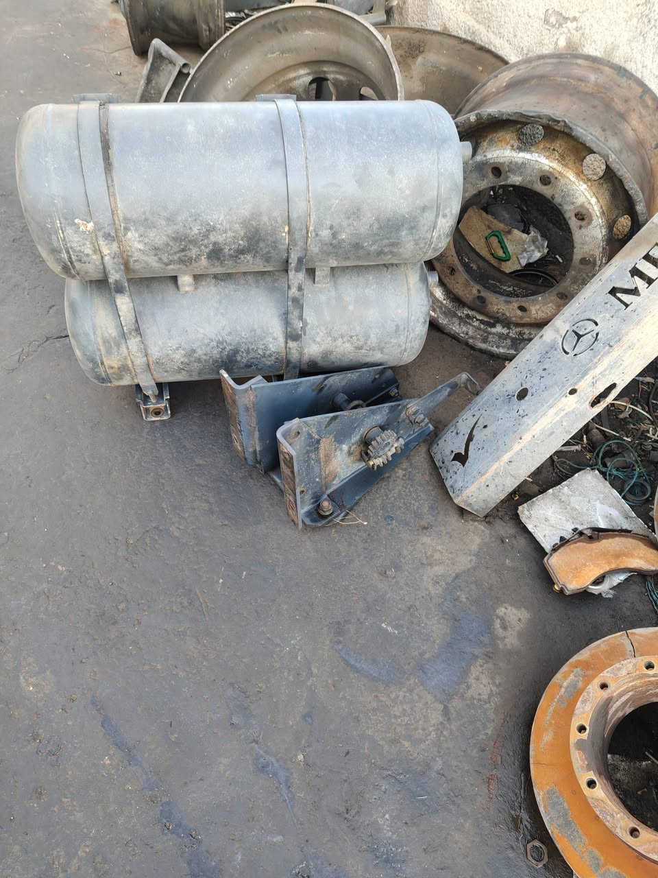للبيع
هوك 150 الف 

تانكيات 600 السعر 250عدد 2

بطاله هواء زوجين 150 الف 

قاعده سبير المانيه سعر 50
ديالى خان بني سعد 

***********
