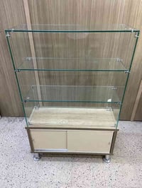 للبيع فاترينه جام ارتفاع 124  عرض 76 والفاترينه الثانيه ارتفاع 124  عر...