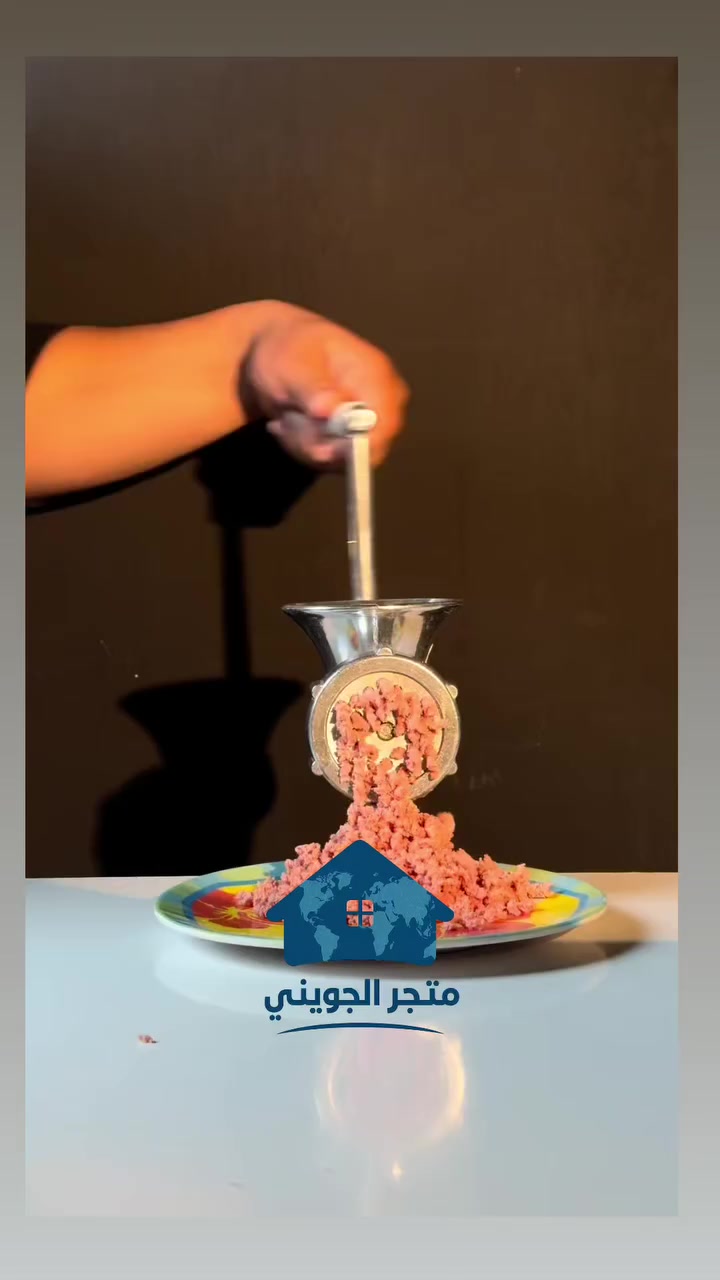 مفرمة اللحم اليدوية JCW-8 من سبائك الألمنيوم

السعر 20 الف 💸 
توصيل 5 الاف لجميع محافظات العراق 🇮🇶
للحجز والاستفسار راسلونه على الخاص او واتساب *********** 

• أداة المطبخ المثالية لفرم اللحوم والمكونات في المنزل بكل سهولة وكفاءة يدوية.
• هيكل متين مصنوع من سبيكة الألمنيوم (Aluminium Alloy) لضمان الاستخدام الطويل.
• تصميم عصري ومبتكر (Novel Design) يجمع بين المظهر الأنيق والعملية في الأداء.
• سهلة التنظيف والفك، مما يجعل العناية بها بعد كل استخدام أمراً بسيطاً وسريعاً.
• خفيفة الوزن وسهلة الحمل، مما يتيح لك استخدامها وتخزينها في أي مكان بالمطبخ.
• مقاومة للصدأ (Rust-proof) لضمان الحفاظ على جودة ونظافة الطعام.
🔹 المواصفات
• الموديل: JCW-8.
• المادة المصنعة: سبائك الألمنيوم (Aluminium Alloy).
• نوع التشغيل: يدوي (بواسطة مقبض تدوير).
• الميزة الأساسية: مقاومة للصدأ وسهلة التنظيف.
• التثبيت: قابلة للتثبيت على الأسطح الخشبية (Board).
🔹 محتويات العلبة
• الهيكل الرئيسي للمفرمة (جسم الماكينة).
• مقبض تدوير يدوي مع قبضة خشبية.
• حلزونية الفرم الداخلية.
• شفرة القاطع (السكين المصلب).
• قرص الفرم الثقوب (Disk Plate).
• حلقة التثبيت اللولبية.
