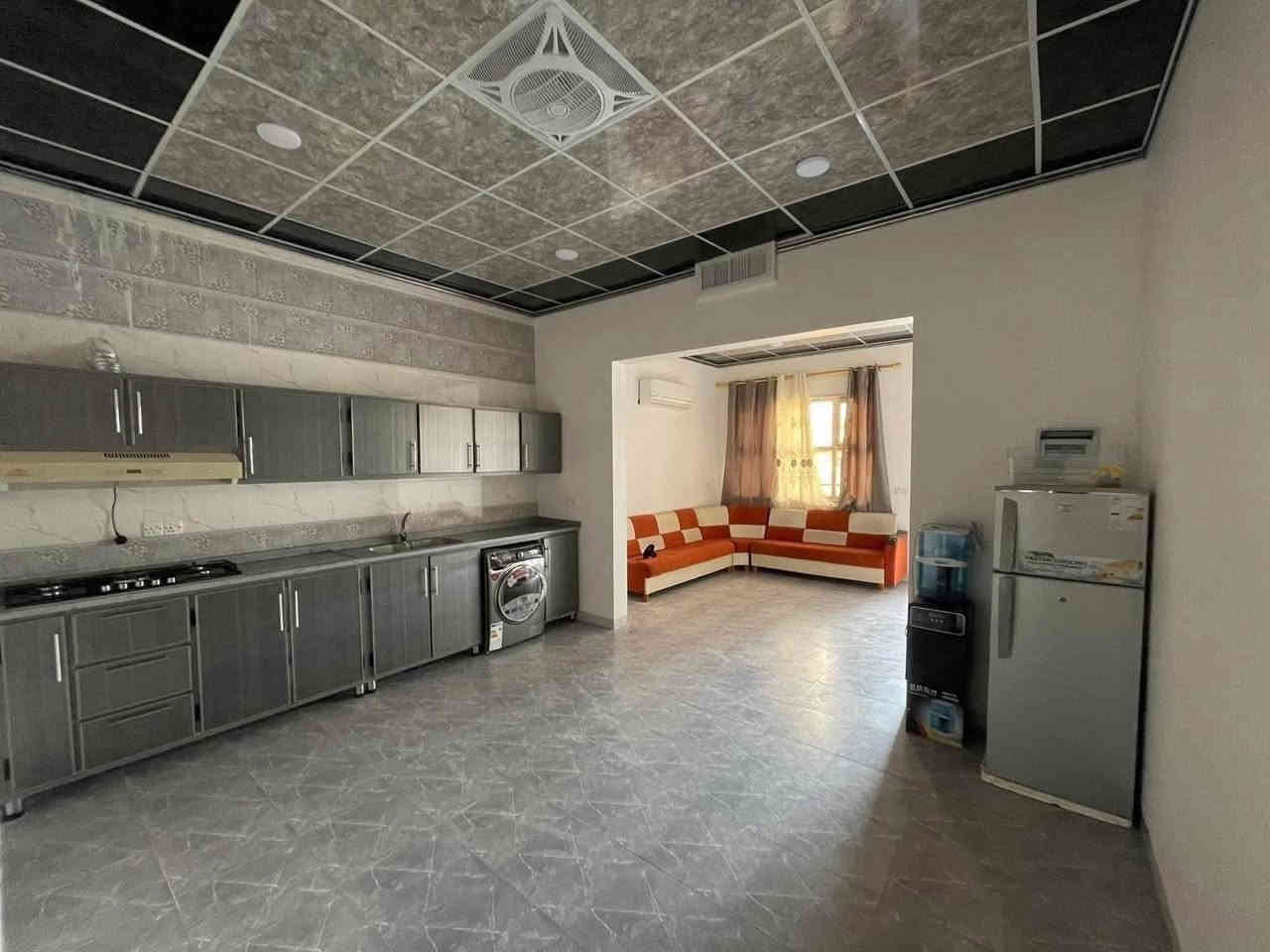 ⚜️مكتب البلديات للعقار⚜️
للبيع دار استثماري سكني سند طابو في حي التحرير 
مقابل جامع آل البيت ، سنة البناء ٢٠٢٣ على شارع ١٢ متر
يبعد عن الشارع العام السايدين ١٠٠ متر
المساحة ١٥٠م الواجهة ١٠م ( سند مستقل ) بأسم الشرعي
يتكون من دار طابق أرض + شقتين بالطابق الثاني
مأجر بالكامل ، وارد مليون دينار شهرياً
السعر ١٨٥ مليون
للإستفسار الإتصال☎️ *********** ☎️ ***********
عنوان المكتب / الموصل حي المشراق فرع مطعم طماطة2
